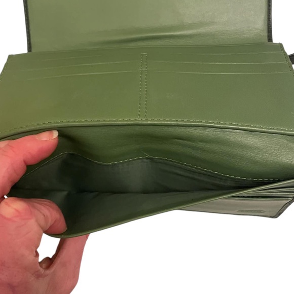 COACH VNTG Glove Tanned Leather Hamilton Tri-Fold Wallet. Hunter Green/Green. - Picture 8 of 11
